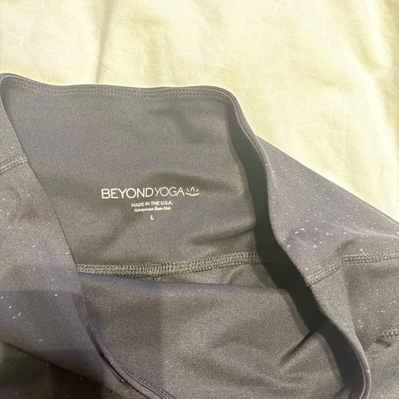 Beyond Yoga ALLOY OMBRE Midi Yoga Leggings – Black Foil Speckle - Picture 9 of 12